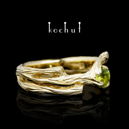 Zweig — Ring aus Gelbgold mit Chrysolithen