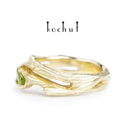 Zweig — Ring aus Gelbgold mit Chrysolithen