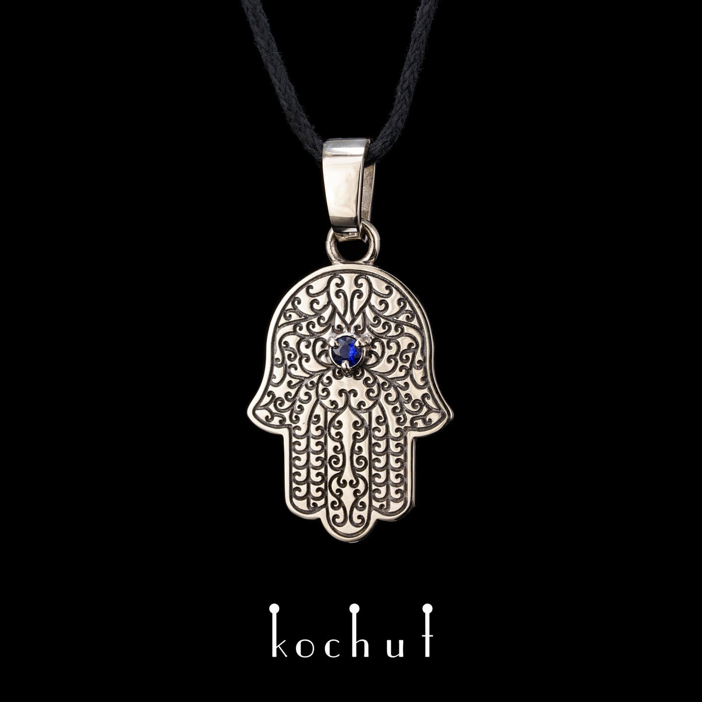 Hamsa — Anhänger aus Weißgold mit einem Saphir, überzogen mit schwarzem Rhodium