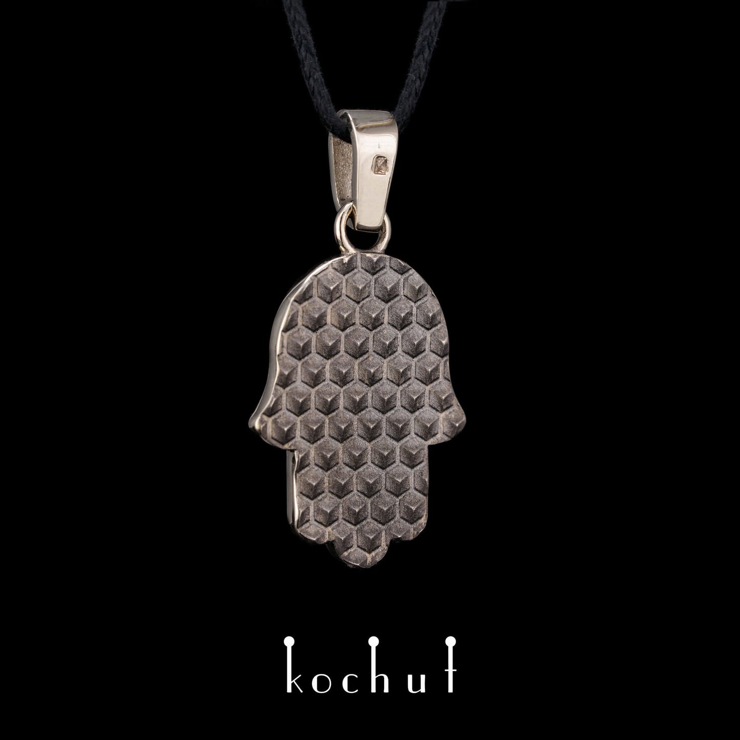 Hamsa — Anhänger aus Weißgold mit einem Saphir, überzogen mit schwarzem Rhodium