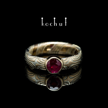 Orion — Mokume-Ring aus graviertem Silber und Rotgold mit eingebettetem Rubin