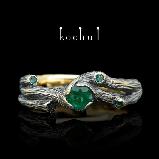 Zweig — Ring aus Gelbgold mit Smaragden, überzogen mit schwarzem Rhodium