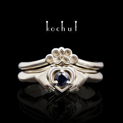 Claddagh: Doppelring aus Weißgold mit einem Saphir