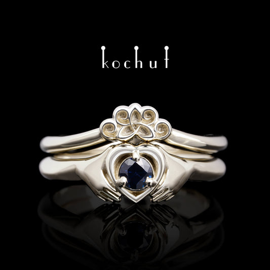 Claddagh: Doppelring aus Weißgold mit einem Saphir