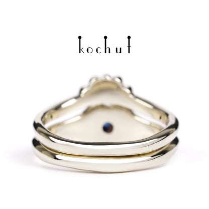 Claddagh: Doppelring aus Weißgold mit einem Saphir