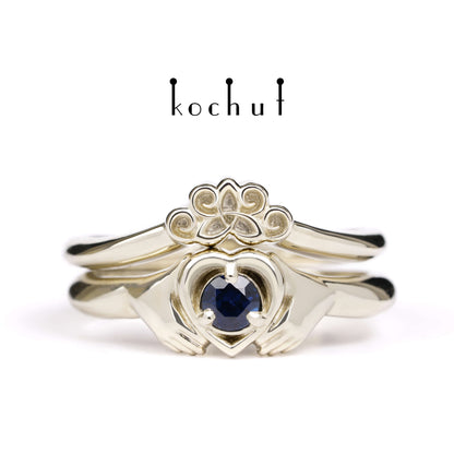 Claddagh: Doppelring aus Weißgold mit einem Saphir