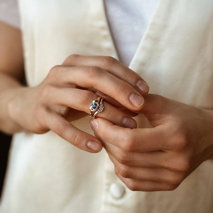 Claddagh: Doppelring aus Weißgold mit einem Saphir