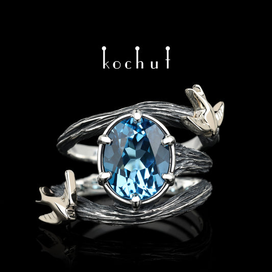 Schwalben — ein Ring aus oxidiertem Silber und Weißgold mit Topas
