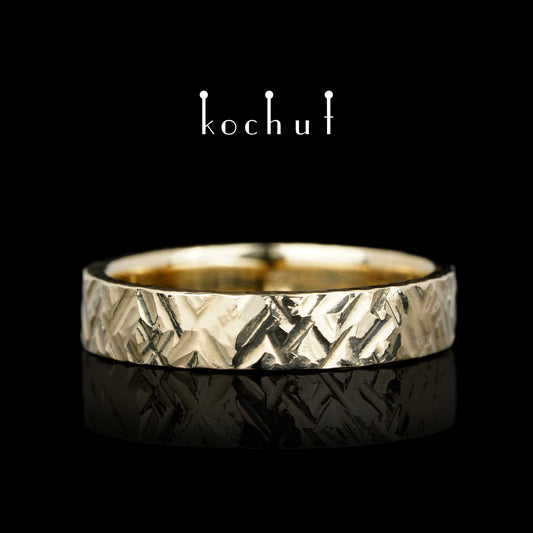Storm — geschmiedeter Ring aus Gelbgold
