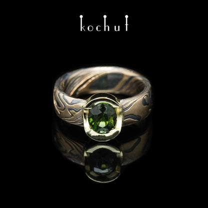 Sophora — Mokume-Ring aus Gelb-, Rotgold, graviertem und oxidiertem Silber mit Turmalin