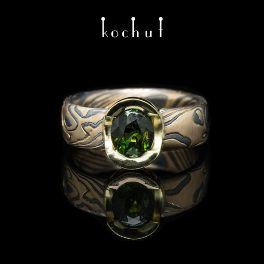 Sophora — Mokume-Ring aus Gelb-, Rotgold, graviertem und oxidiertem Silber mit Turmalin