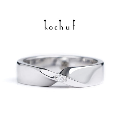 Mobius-Band — Silber-Verlobungsring mit Diamant