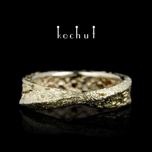 Keltisches Möbius-Band — Ehering aus Weißgold, und auf der Oberfläche — Verschmelzung von Gelbgold