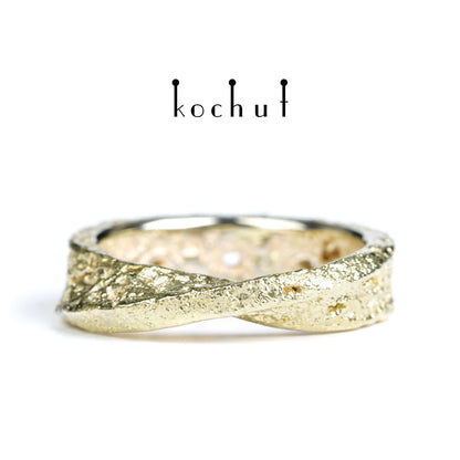 Keltisches Möbius-Band — Ehering aus Weißgold, und auf der Oberfläche — Verschmelzung von Gelbgold
