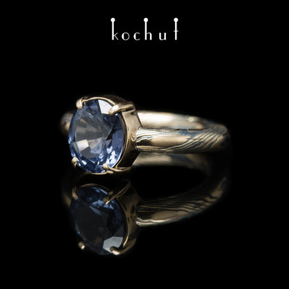 Haiku — Mokume-Ring aus Rotgold, graviert und oxidiertes Silber mit blauem Spinell