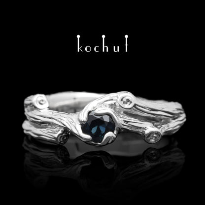 Zweig — Weißgoldring mit einem Saphir, bedeckt mit weißem Rhodium