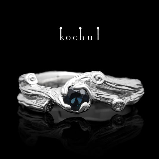 Zweig — Weißgoldring mit einem Saphir, bedeckt mit weißem Rhodium