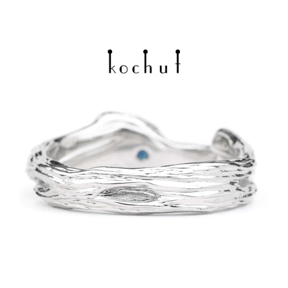 Zweig — Weißgoldring mit einem Saphir, bedeckt mit weißem Rhodium