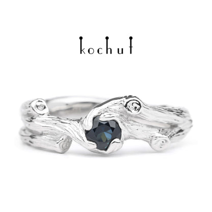 Zweig — Weißgoldring mit einem Saphir, bedeckt mit weißem Rhodium