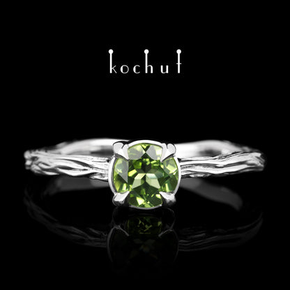 Winterzweig — silberner Ring mit einem Chrysolith, beschichtet mit weißem Rhodium