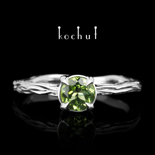 Winterzweig — silberner Ring mit einem Chrysolith, beschichtet mit weißem Rhodium