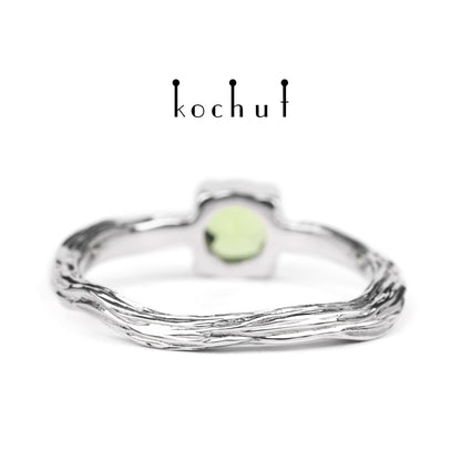 Winterzweig — silberner Ring mit einem Chrysolith, beschichtet mit weißem Rhodium