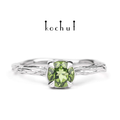 Winterzweig — silberner Ring mit einem Chrysolith, beschichtet mit weißem Rhodium