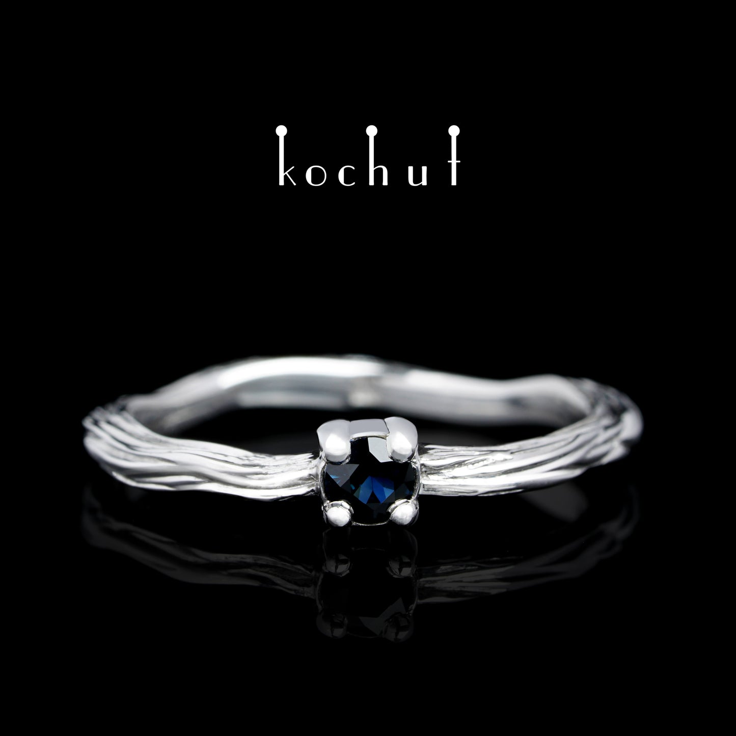 Winterzweig — silberner Ring mit weißer Rhodium-Beschichtung und Saphir