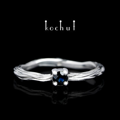 Winterzweig — silberner Ring mit weißer Rhodium-Beschichtung und Saphir