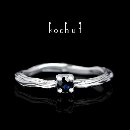 Winterzweig — silberner Ring mit weißer Rhodium-Beschichtung und Saphir