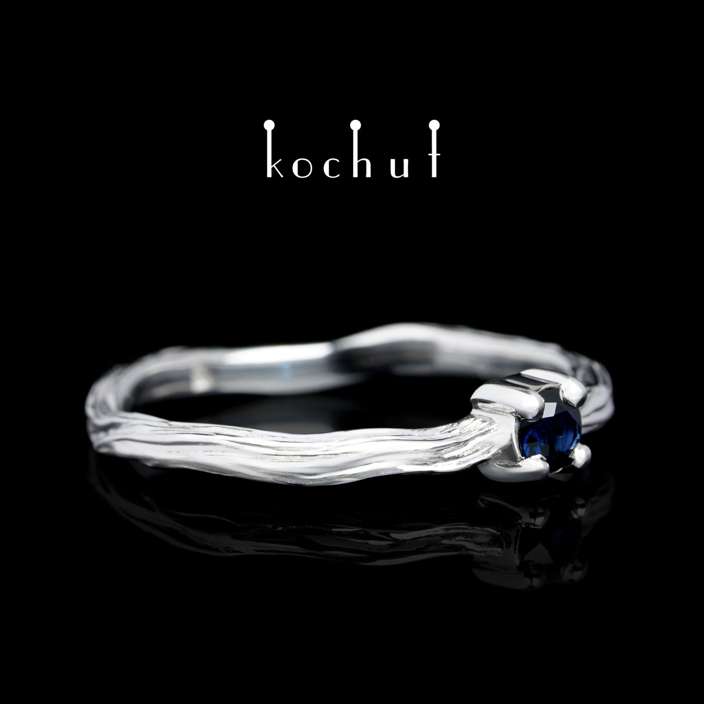 Winterzweig — silberner Ring mit weißer Rhodium-Beschichtung und Saphir