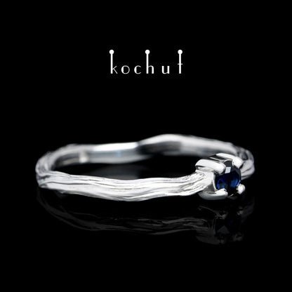 Winterzweig — silberner Ring mit weißer Rhodium-Beschichtung und Saphir