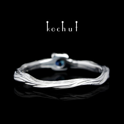 Winterzweig — silberner Ring mit weißer Rhodium-Beschichtung und Saphir