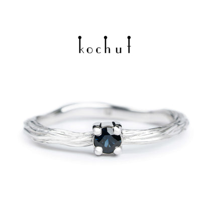 Winterzweig — silberner Ring mit weißer Rhodium-Beschichtung und Saphir