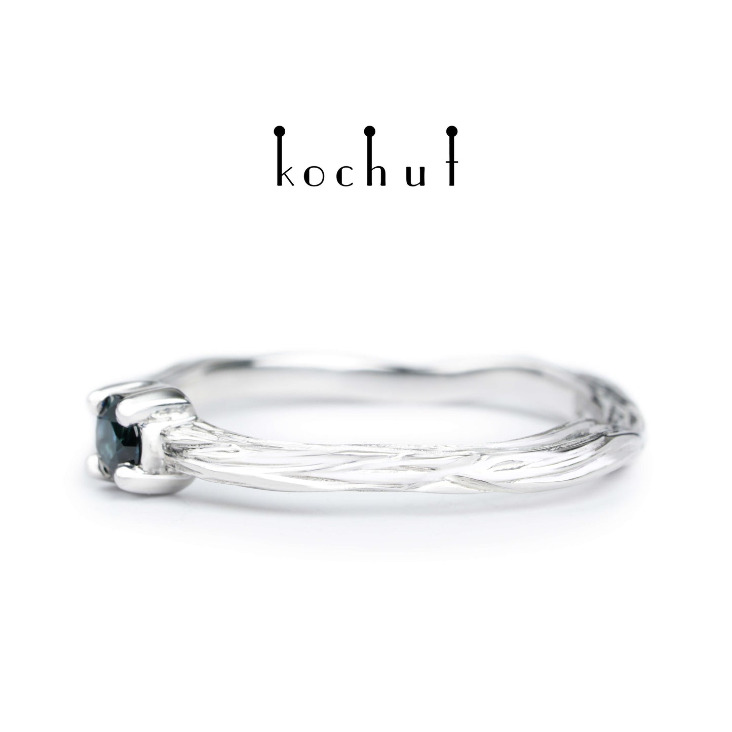 Winterzweig — silberner Ring mit weißer Rhodium-Beschichtung und Saphir
