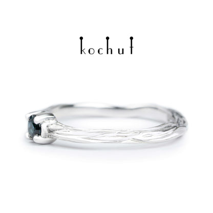 Winterzweig — silberner Ring mit weißer Rhodium-Beschichtung und Saphir