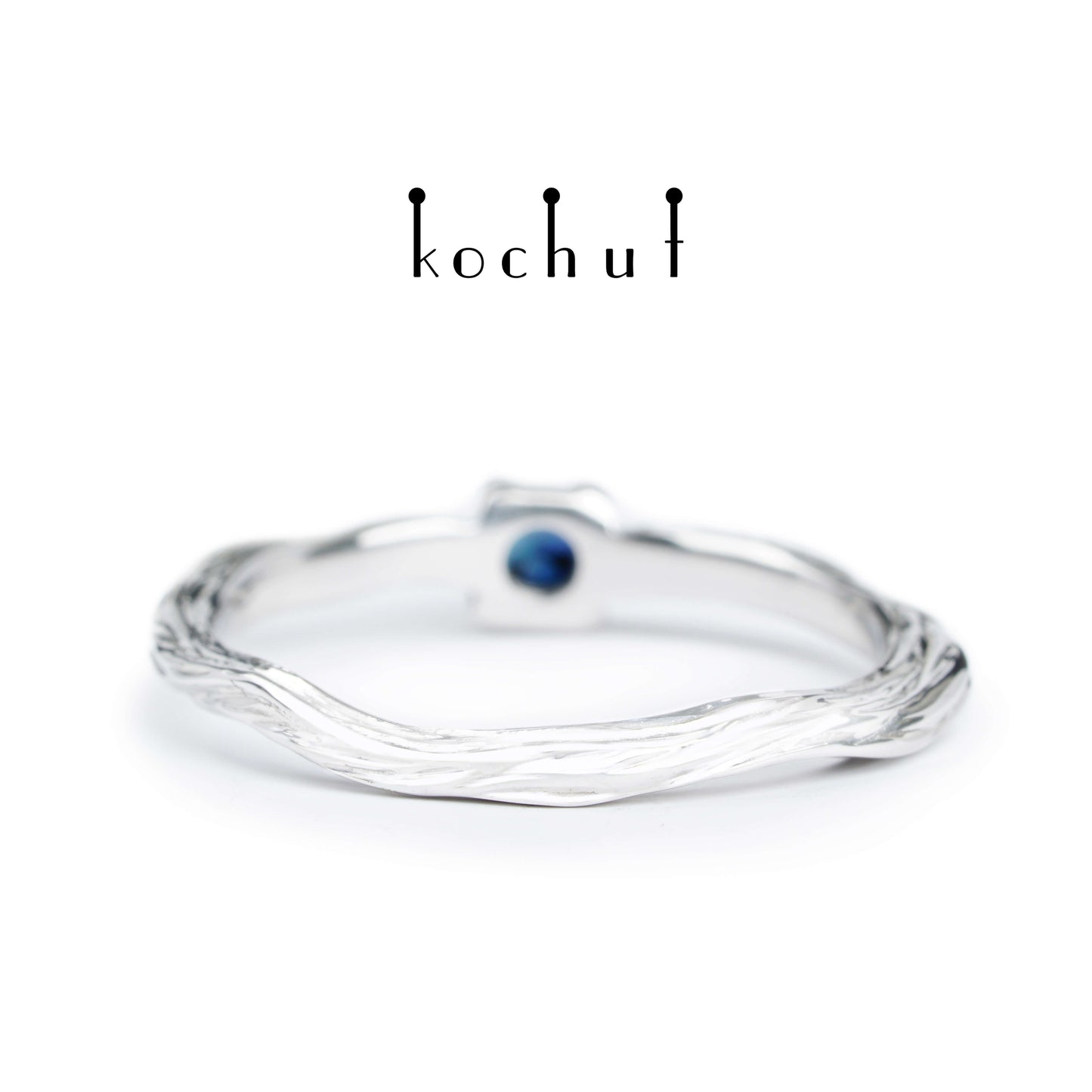Winterzweig — silberner Ring mit weißer Rhodium-Beschichtung und Saphir