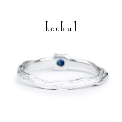 Winterzweig — silberner Ring mit weißer Rhodium-Beschichtung und Saphir