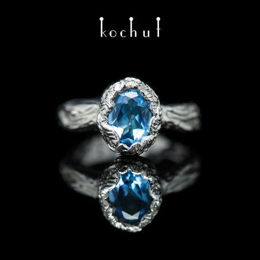 Lebensquelle — Ring aus Weißgold mit einem Topas, beschichtet mit weißem Rhodium