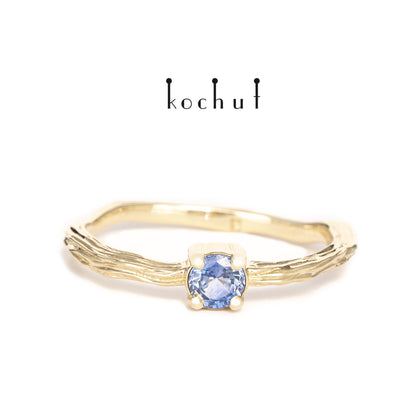 Winterzweig — Ring aus Gelbgold mit Kornblumen-Saphir