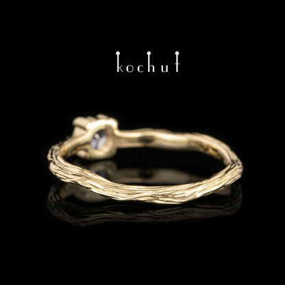 Winterzweig — Ring aus Gelbgold mit Kornblumen-Saphir