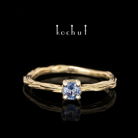 Winterzweig — Ring aus Gelbgold mit Kornblumen-Saphir