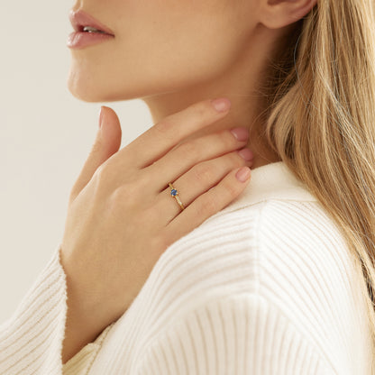 Winterzweig — Ring aus Gelbgold mit Kornblumen-Saphir