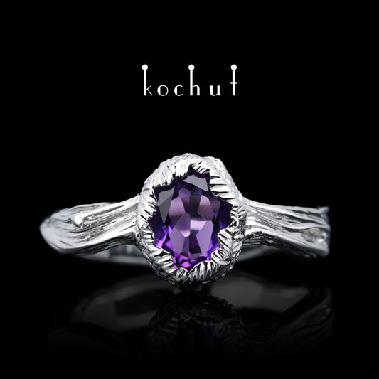 Lebensquelle — Ring aus Weißgold mit einem Amethyst, überzogen mit weißem Rhodium