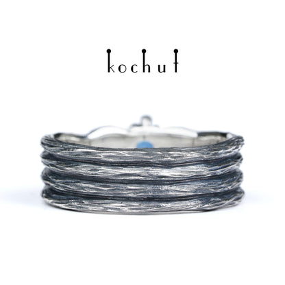 All-Seeing Eye — Ring aus oxidiertem Silber mit Saphir