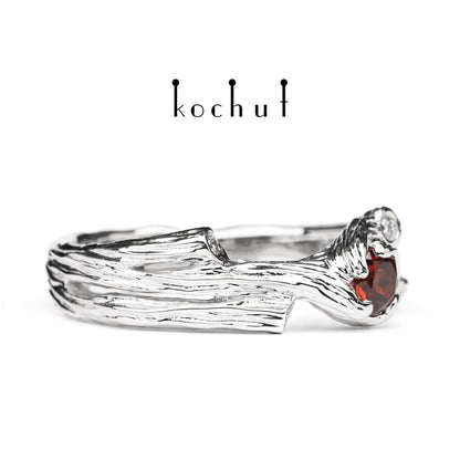 Zweig — Ring aus Weißgold mit Granat und Diamanten, rhodiniert.