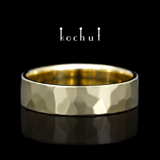 Licht: breit — flach geformter Ehering aus Gelbgold