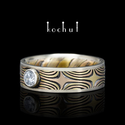 Das Leuchten der östlichen Sterne — Mokume-Ring aus Gelb-, Rotgold sowie graviertem und oxidiertem Silber mit Weißgoldfassungen, besetzt mit einem Diamanten