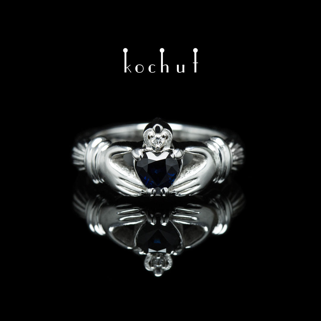 Claddagh: Liebe — Ring aus Weißgold mit Saphir und Diamant, rhodiniert mit Weißrhodium