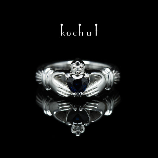 Claddagh: Liebe — Ring aus Weißgold mit Saphir und Diamant, rhodiniert mit Weißrhodium